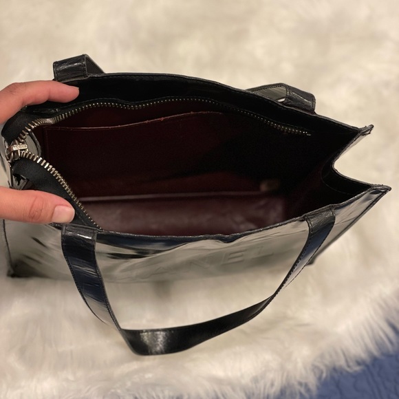 CHANEL Classic CC Black Enamel Patent Leather Tote Handbag | 5374403 - Picture 10 of 16